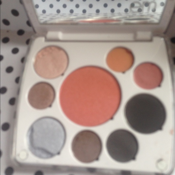 - EM TWO PALETTES & ONE FULL COMPACT SHADOWS BLUSH COLORS NICE - Picture 3 of 7